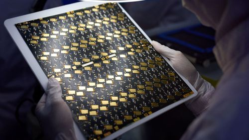 src="https://comparos.s3.ap-south-1.amazonaws.com/Apple2_0472125038.jpg"