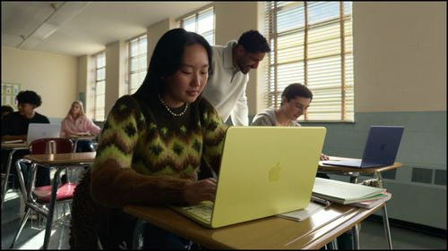 src="https://comparos.s3.ap-south-1.amazonaws.com/Apple_two7_f944edc2c0.jpg"