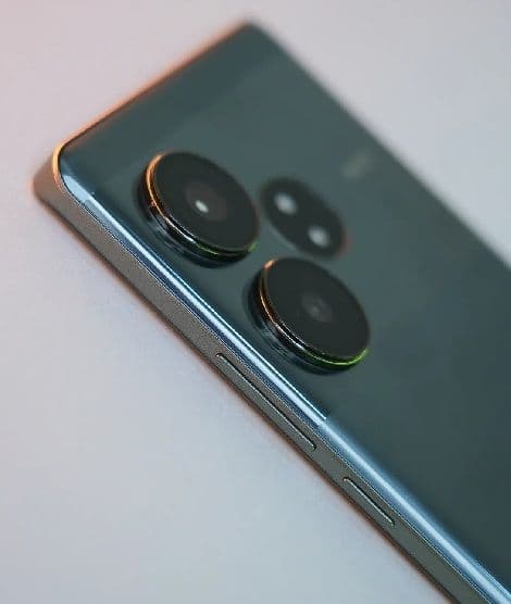 https://s3.ap-south-1.amazonaws.com/comparos/uploads/Realme_GT_6_T_Button_5229f61f2a.jpg
