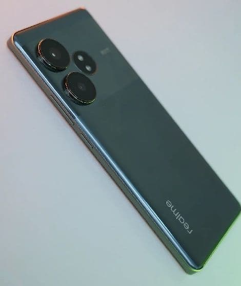 https://s3.ap-south-1.amazonaws.com/comparos/uploads/Realme_GT_6_T_Edges_c172a688d0.jpg