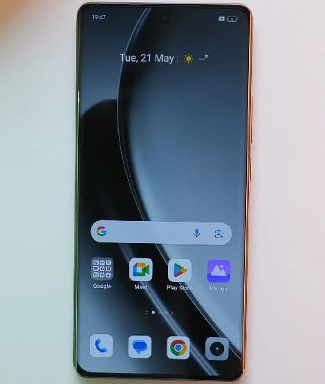 https://s3.ap-south-1.amazonaws.com/comparos/uploads/Realme_GT_6_T_Front_View_f4ecd667a9.jpg