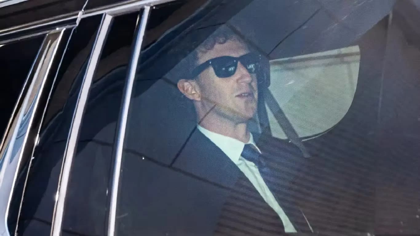 Mark Zuckerberg Explains Why He Learned to Fly Helicopters Mark Zuckerberg Explains Why He Learned to Fly Helicopters